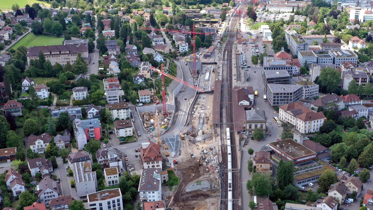 Das Foto vom 9. Juli 2021 zeigt die Arbeiten im Bereich des Bahnhofs in Richtung Basel gesehen.