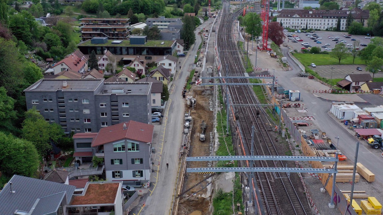 Das Foto vom Mai 2021 zeigt den Bau der neuen Stützmauer an der Wiedenhubstrasse Richtung Basel gesehen.