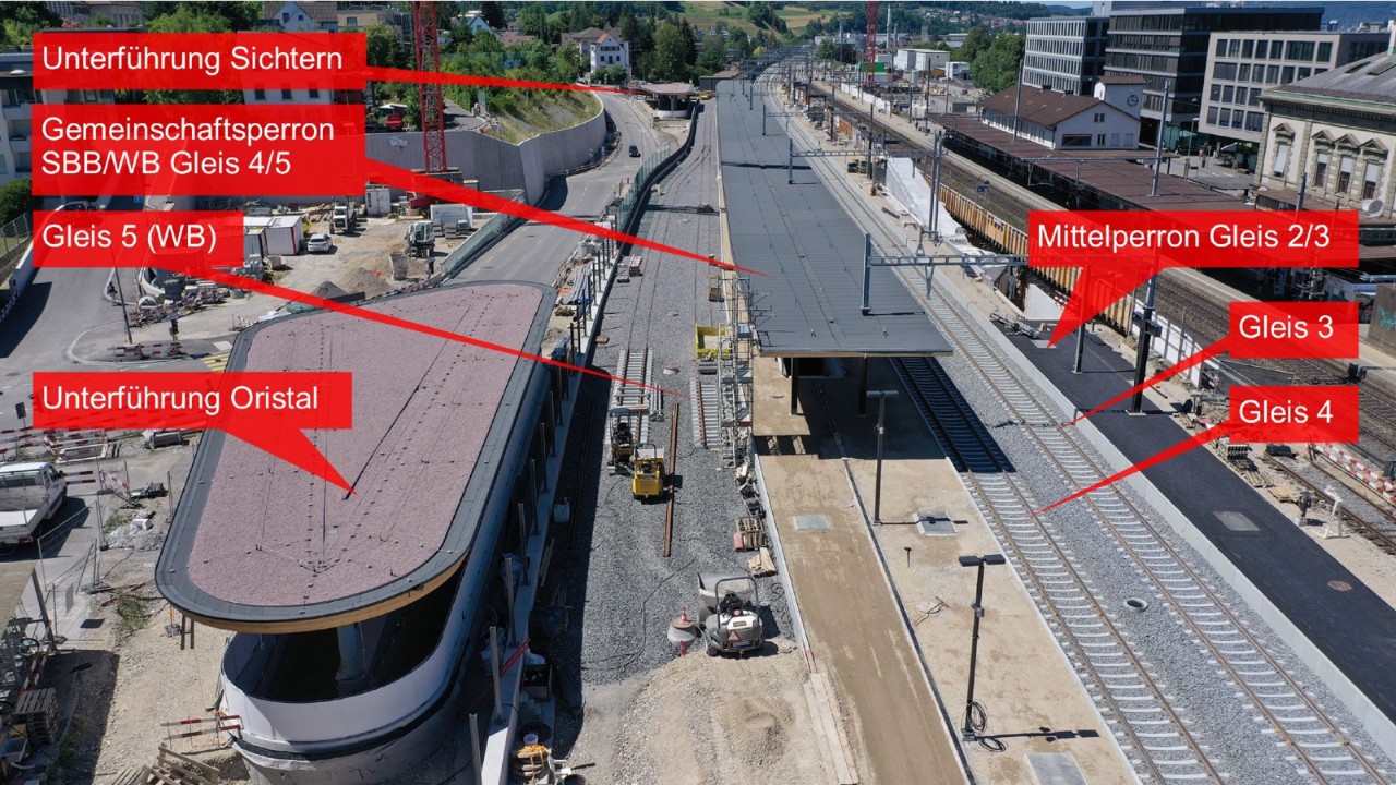 Das Foto vom 2. Juli 2022 zeigt die Arbeiten im zentralen Bereich des Bahnhofs Liestal in Richtung Basel gesehen. Im Bild unten links ganz Nahe ist der Zugang zur neuen Personenunterführung Oristal. Dann folgen von links nach rechts die Gleise der WB, der neue Gemeinschaftsperron SBB/WB, die SBB Gleise 4 und 3 und das neue, sich noch in Bau befindende Mittelperron Gleis 3/2. 