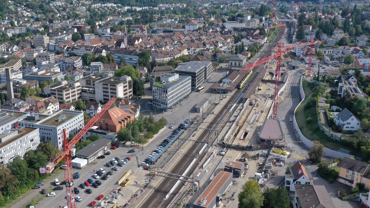 Das Foto vom Oktober 2021 zeigt den Bahnhof Liestal aus derselben Perspektive.