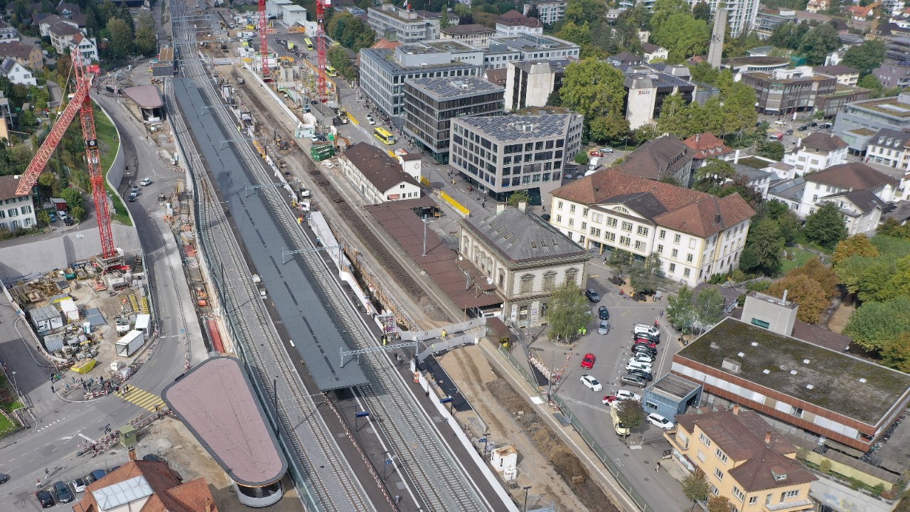 Das Foto vom 12. Oktober 2022 zeigt den Abbruch des Liestaler Bahnhofgebäudes von der Südseite in Richtung Basel gesehen. 