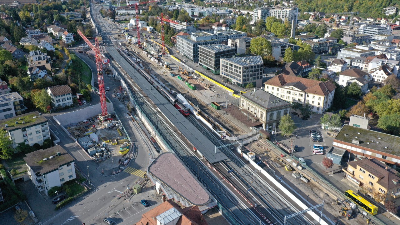 Das Foto vom 16. Oktober 2022 zeigt den Abbruch des Liestaler Bahnhofgebäudes von der Südseite in Richtung Basel gesehen.
