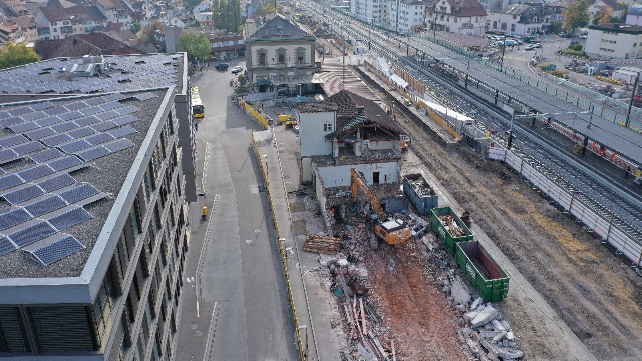 Das Foto vom 12. Oktober 2022 zeigt den Abbruch des Liestaler Bahnhofgebäudes von Nordwesten in Richtung Olten gesehen.