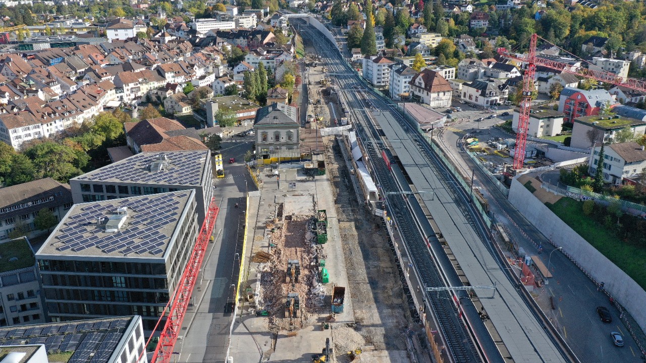 Das Foto vom 16. Oktober 2022 zeigt den Abbruch des Liestaler Bahnhofgebäudes von Nordwesten in Richtung Olten gesehen.