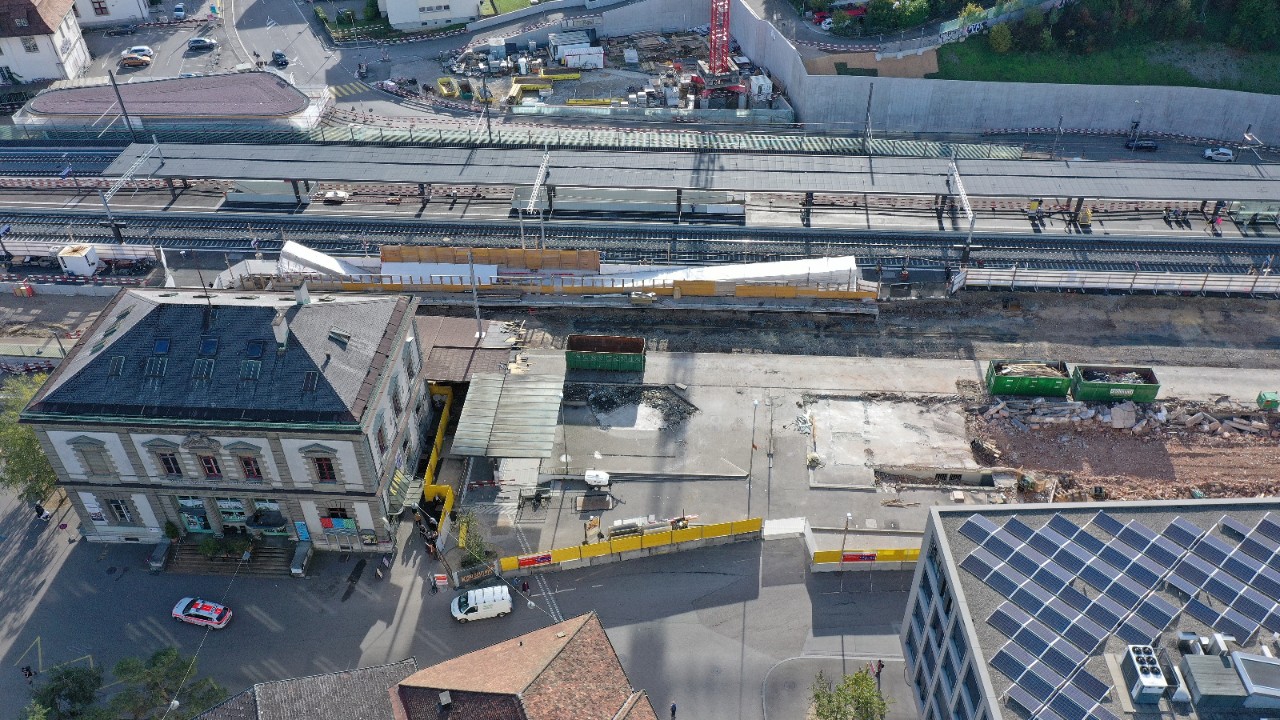 Das Foto vom 16. Oktober 2022 zeigt den Abbruch des Liestaler Bahnhofgebäudes von der Nordseite in Richtung Sichternquartier gesehen.