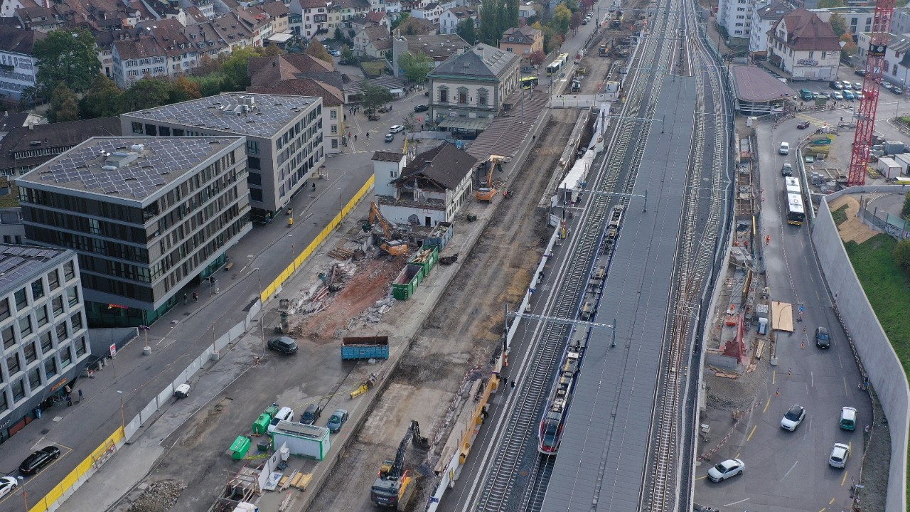 Das Foto vom 12. Oktober 2022 zeigt den Abbruch des Liestaler Bahnhofgebäudes von Südwesten in Richtung Olten gesehen.