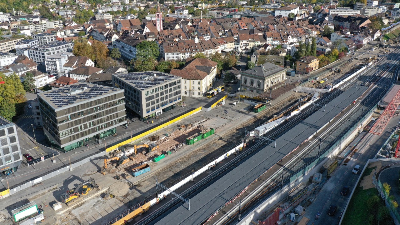 Das Foto vom 16. Oktober 2022 zeigt den Abbruch des Liestaler Bahnhofgebäudes von Südwesten in Richtung Olten gesehen.