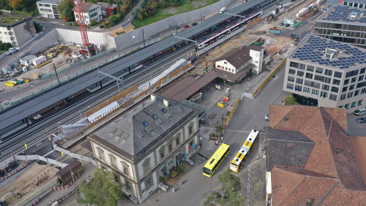 Das Foto vom 12. Oktober 2022 zeigt den Abbruch des Liestaler Bahnhofgebäudes von der Nordseite in Richtung Sichternquartier gesehen.