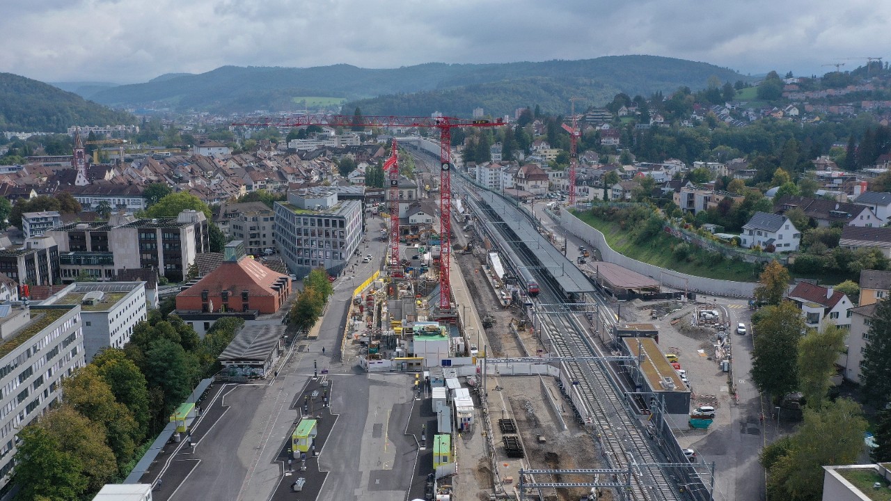 Das Foto vom 12. Oktober 2022 zeigt den Abbruch den provisorischen Bushof und den Bahnhof von Südwesten in Richtung Olten gesehen.