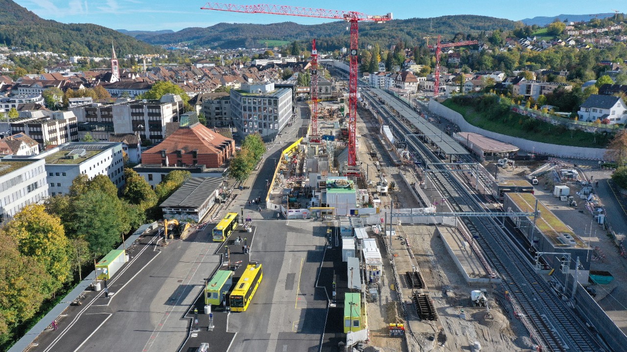 Das Foto vom 16. Oktober 2022 zeigt den Abbruch den provisorischen Bushof und den Bahnhof von Südwesten in Richtung Olten gesehen.