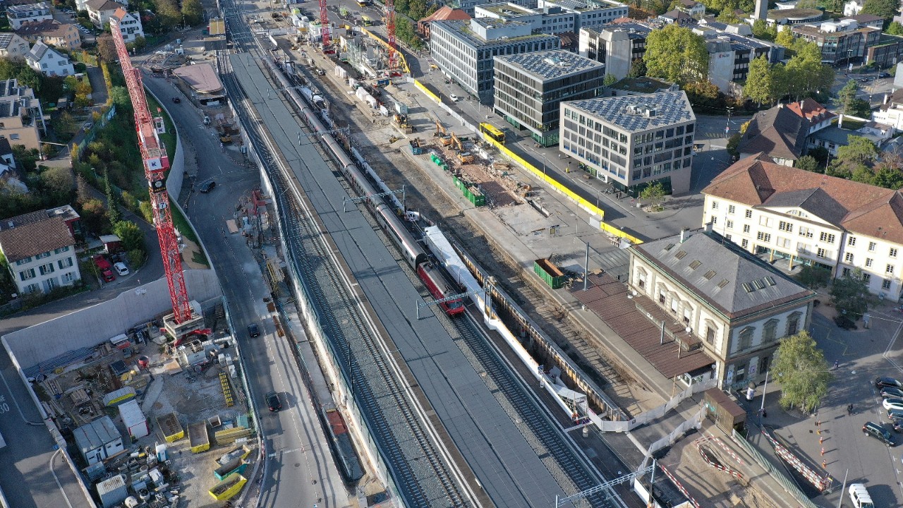 Das Foto vom Oktober 2022 zeigt links der Gleise die Oristalstrasse in Richtung Basel gesehen.