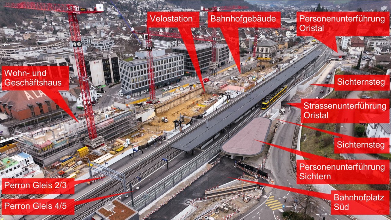 Das Foto vom 30. Januar 2023 zeigt den Bahnhof Liestal in Richtung Stedtli gesehen. Links der Gleise sind die Baustellen des Wohn- und Geschäftshauses und des Bahnhofgebäudes zu sehen. Rechts  der Gleise ersieht man die südlichen Zugänge der beiden neuen Personenunterführungen Sichtern und Oristal. Dazwischen sieht man die Fundamente des Sichternstegs.