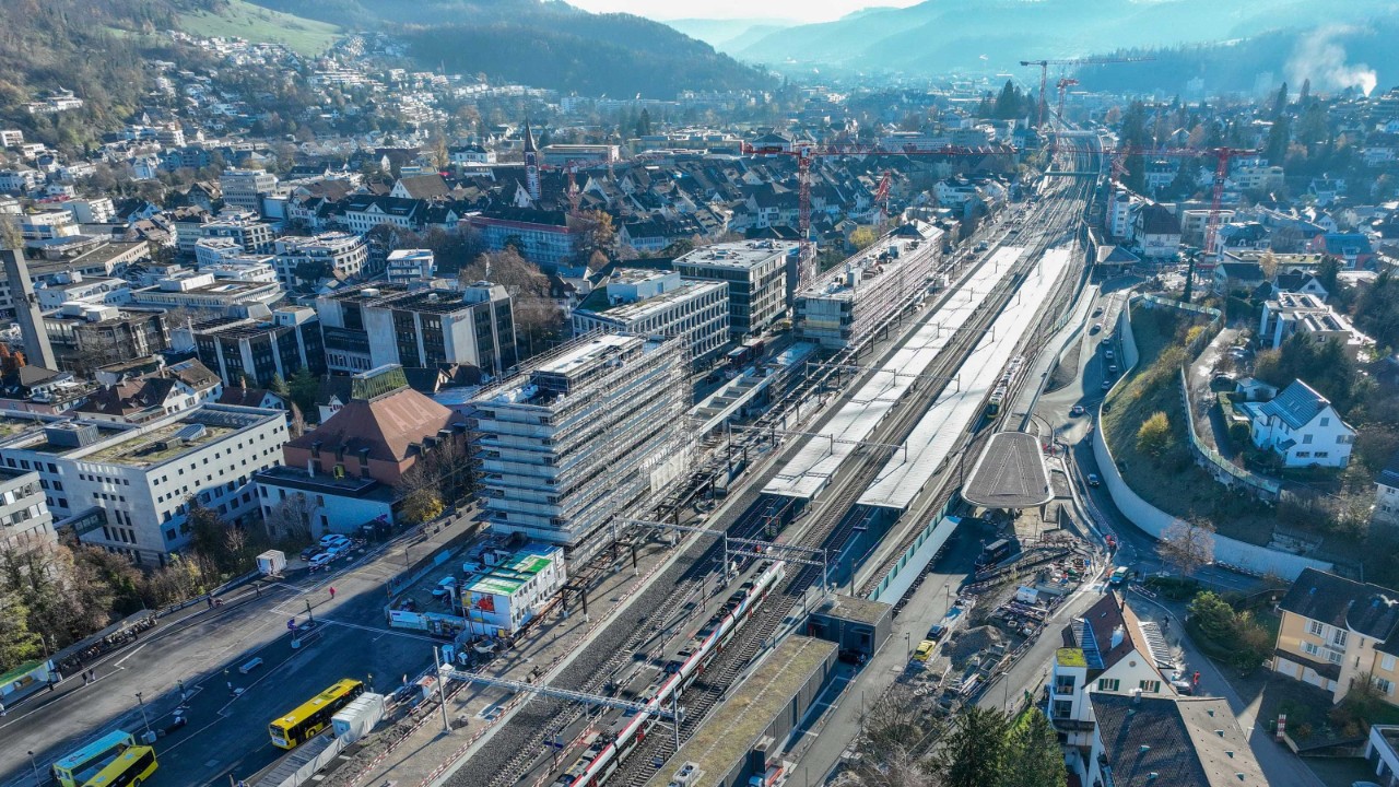 Das Foto von Ende November 2023 zeigt den Bahnhof Liestal aus derselben Perspektive.
