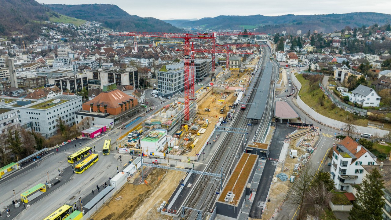 Das Foto vom Januar 2023 zeigt den Bahnhof Liestal aus derselben Perspektive.