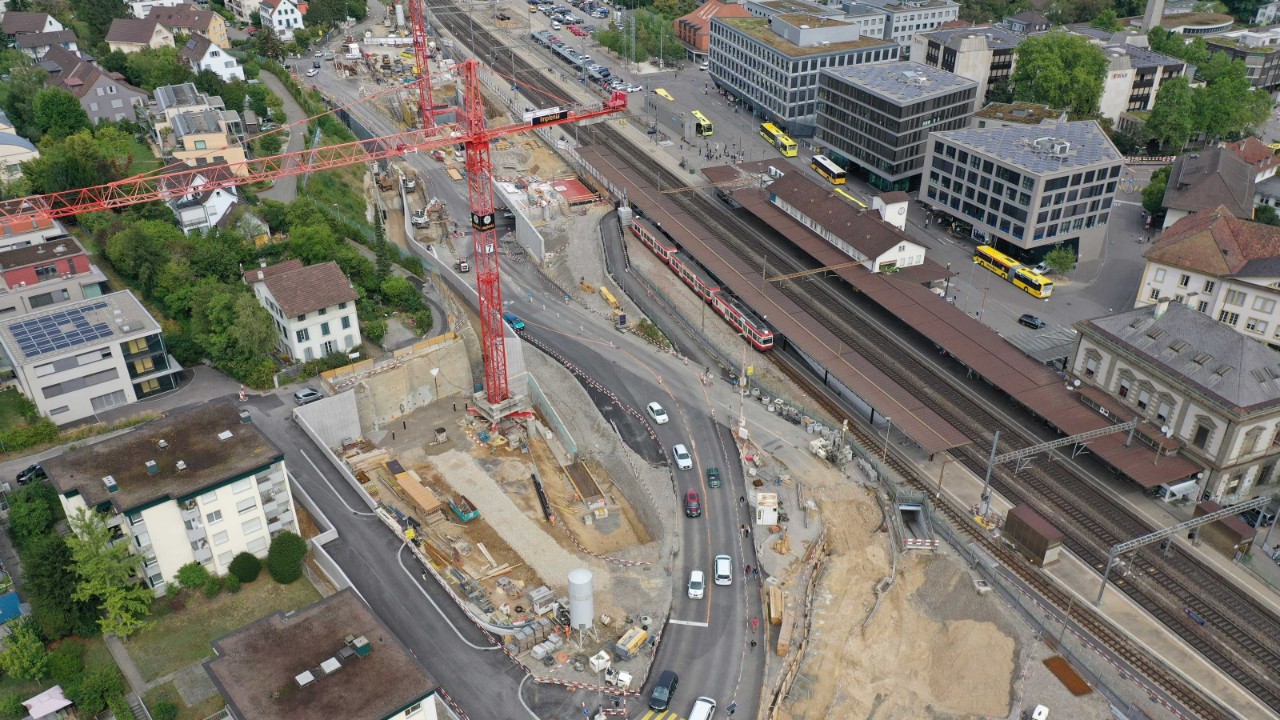 Das Bahnhofareal im August 2020, etwas mehr al ein Jahr nach Baustart. Anhand der verlängerten Strassenunterführung Oristal lässt sich erkennen, wie breit das Gleisfeld künftig sein wird.