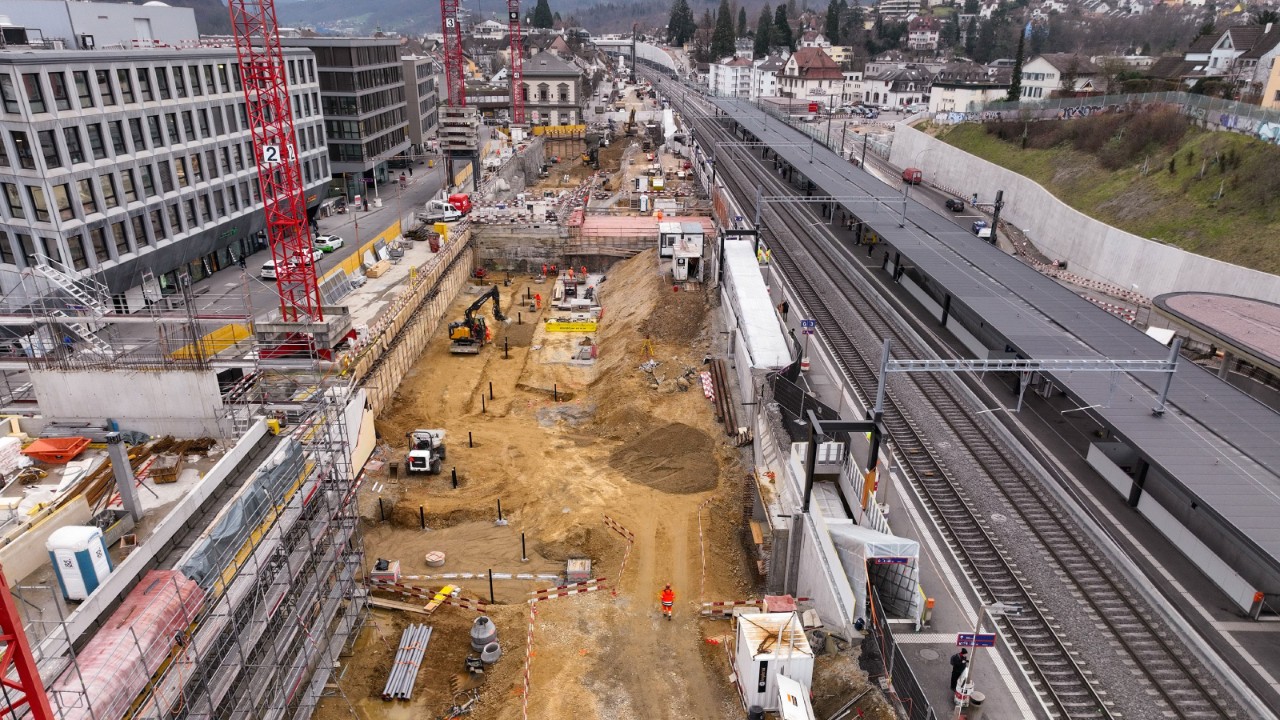 Das Foto vom 30. Januar 2023 zeigt die Bauarbeiten für die neuen Gebäude des Projekts Bahnhofareal Liestal in Richtung Olten gesehen.