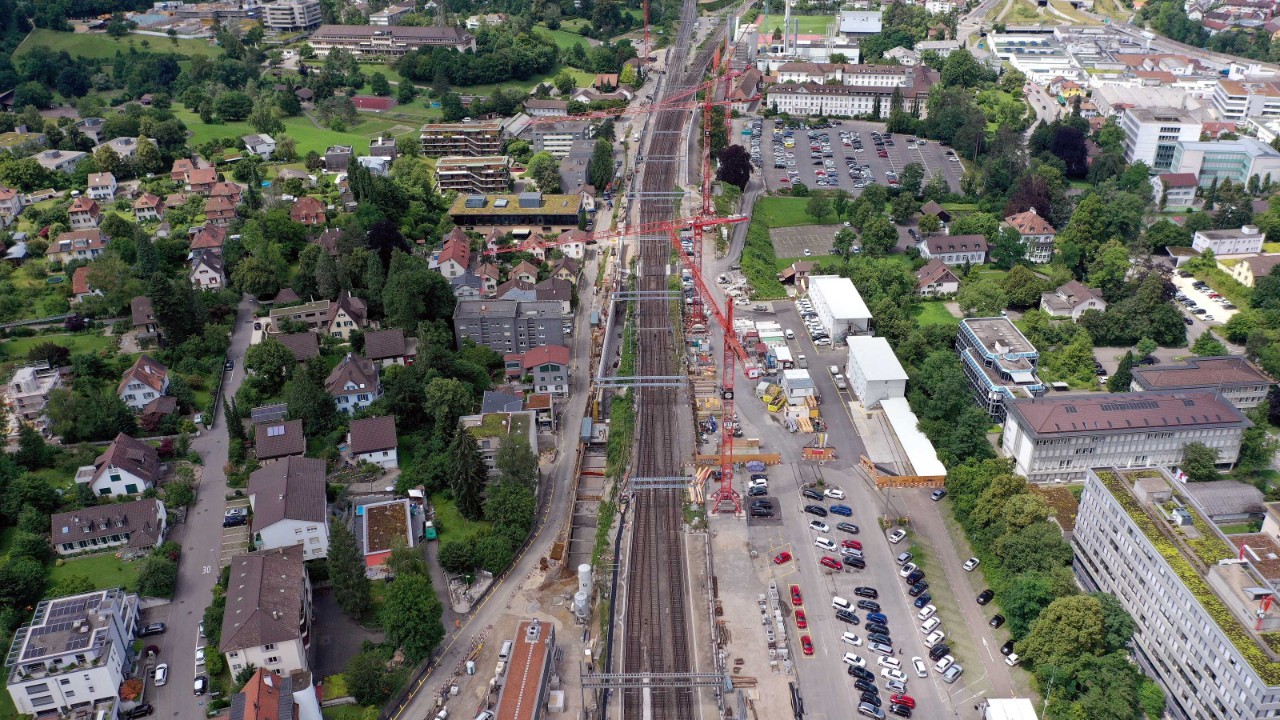 Das Foto vom 9. Juli 2021 zeigt die Baustelle für die neue Stützmauer an der Wiedenhubstrasse Richtung Basel gesehen.