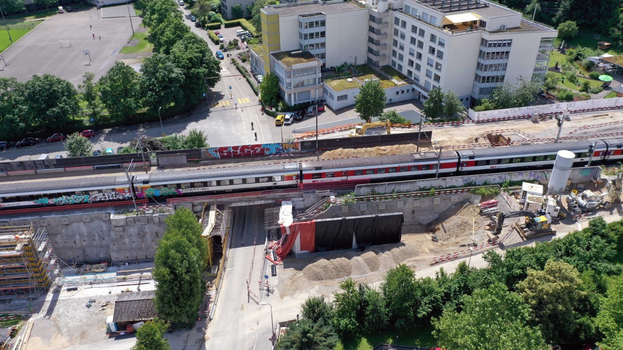 Das Foto vom 9. Juli 2021 zeigt die Arbeiten im Bereich der Strassenunterführung Gitterlistrasse Richtung Süden, beziehungsweise Bubendorf gesehen.