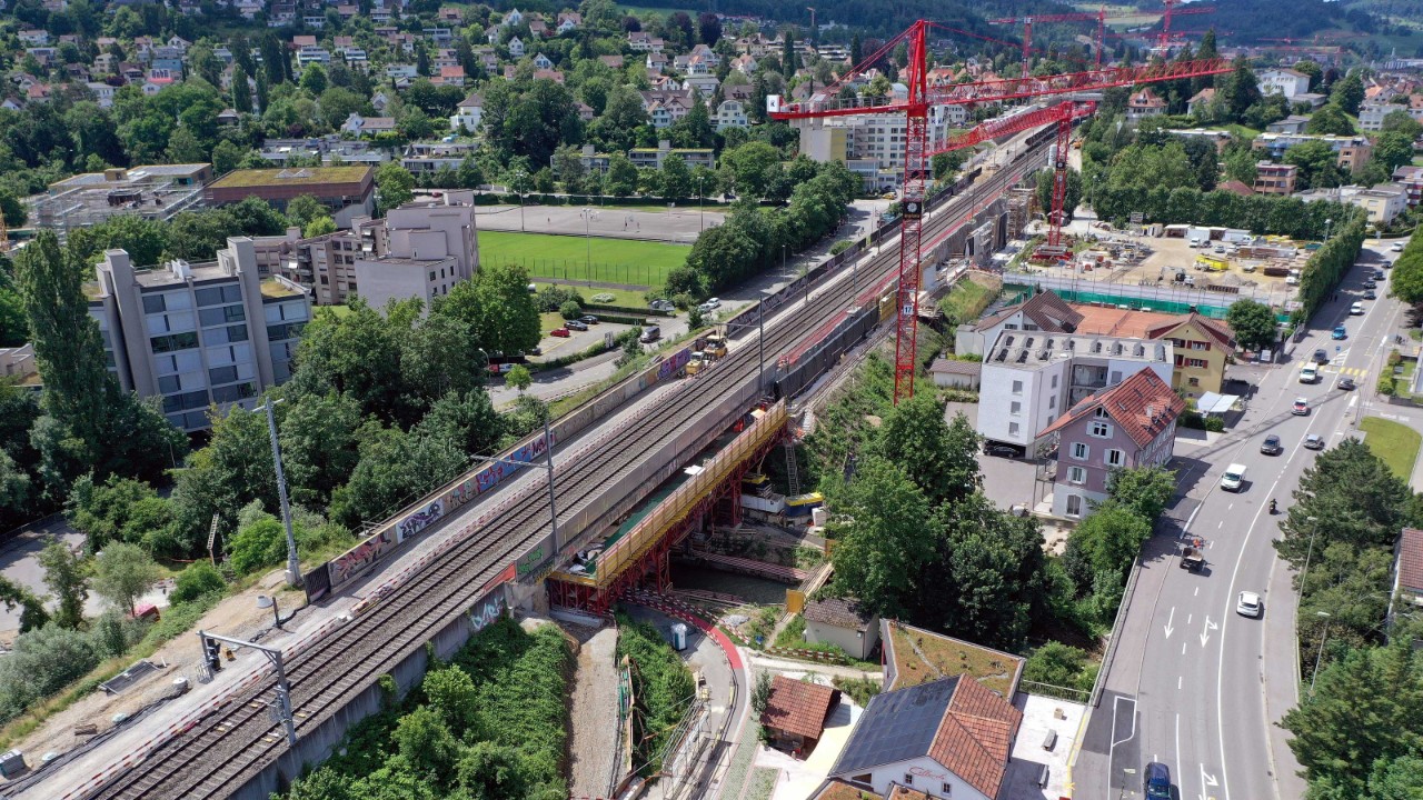 Das Foto vom 9. Juli 2021 zeigt die Arbeiten im Bereich der Frenke-Bahnbrücke Richtung Basel gesehen.