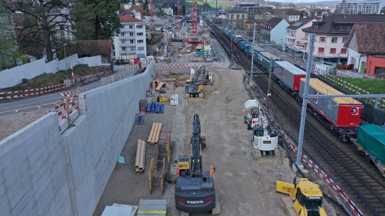 Das Foto vom 10. April 2022 zeigt die Arbeiten im Bereich Schwieri in Richtung Basel gesehen. Die Aussparung in der Stützmauer links ist vorsorglich für den Bau der neuen Passerelle Schwieri angebracht worden.