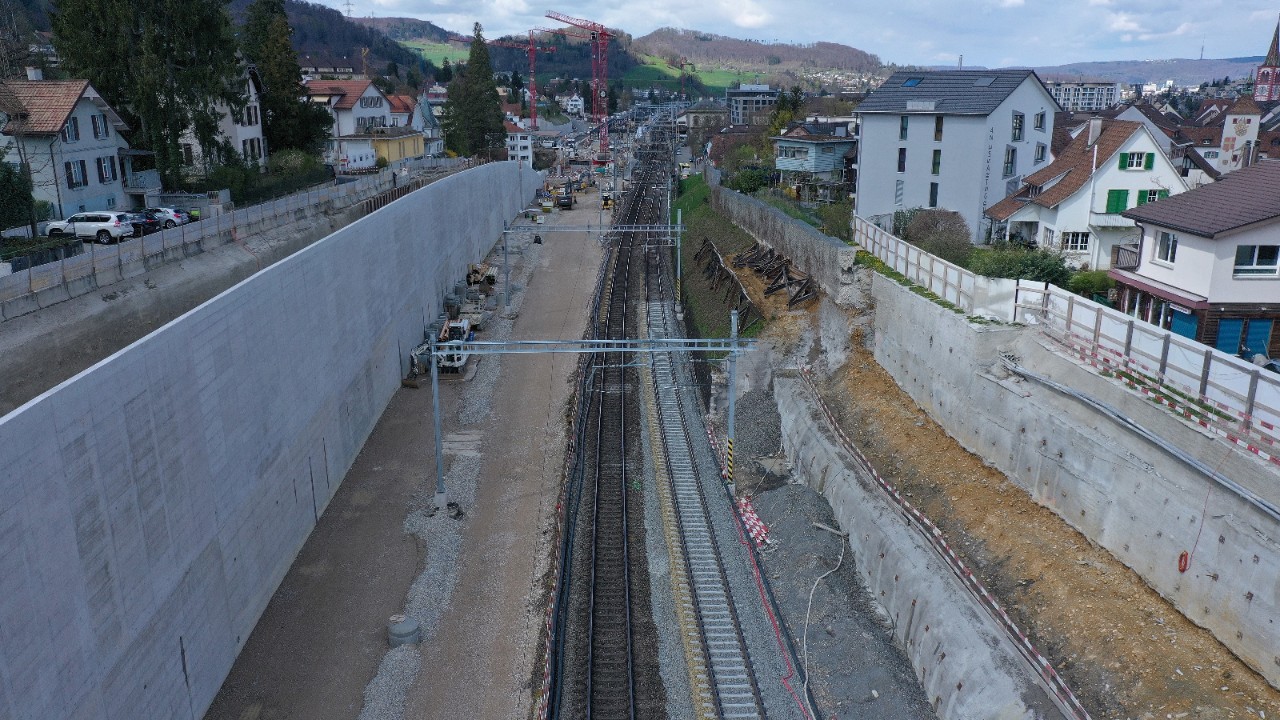 Das Foto vom 10. April 2022 zeigt die Arbeiten im westlichen Bereich des Burggrabens von der Seltisbergerbrücke in Richtung Basel gesehen.