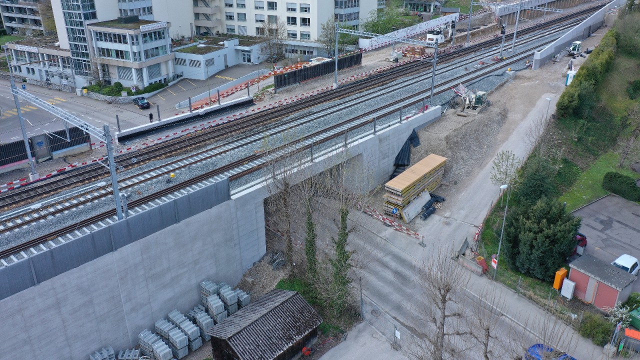 Das Foto vom 10. April 2022 zeigt die verlängerte Strassenunterführung Gitterlistrasse Richtung Süden, beziehungsweise Bubendorf gesehen.