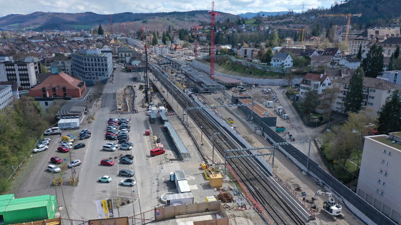 Das Foto vom 10. April 2022 zeigt die Arbeiten im Bereich des Bahnhofs Liestal in Richtung Olten gesehen.