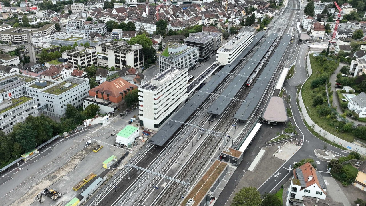 Das Foto vom 14. September 2024 zeigt die fertiggestellten Bahnhofgebäude.