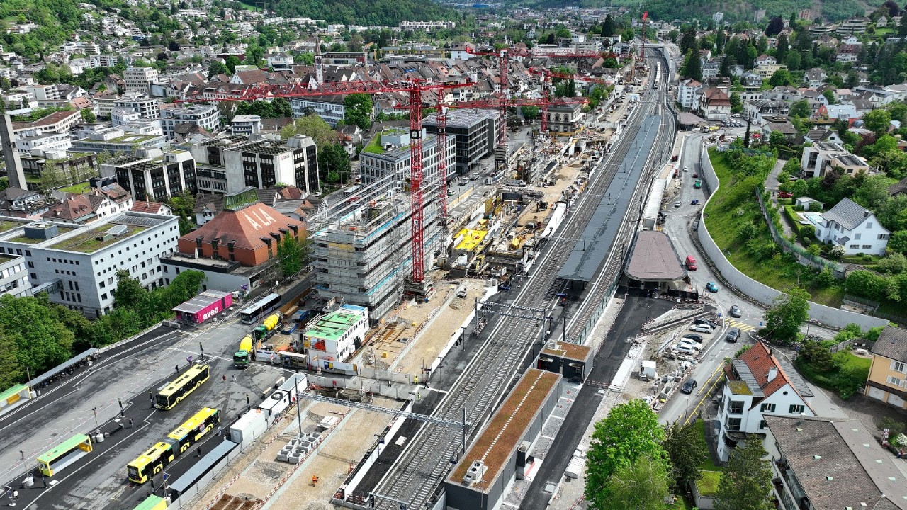 Das Foto vom Mai 2023 zeigt den Bahnhof Liestal aus derselben Perspektive.