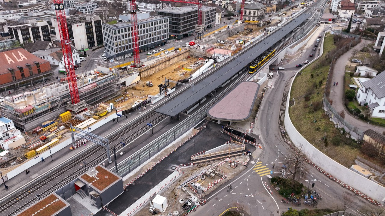 Das Foto vom Januar 2023 zeigt den neuen, südlichen Zugang zur Personenunterführung Sichtern Richtung Stedtli gesehen. Auf der anderen Gleisseite, oberhalb der Strassenunterführung Oristal, ist das alte Bahnhofgebäude seit Ende Oktober 2022 abgebrochen. Die Baugrube ist ausgehoben, die Hochbauarbeiten haben begonnen.