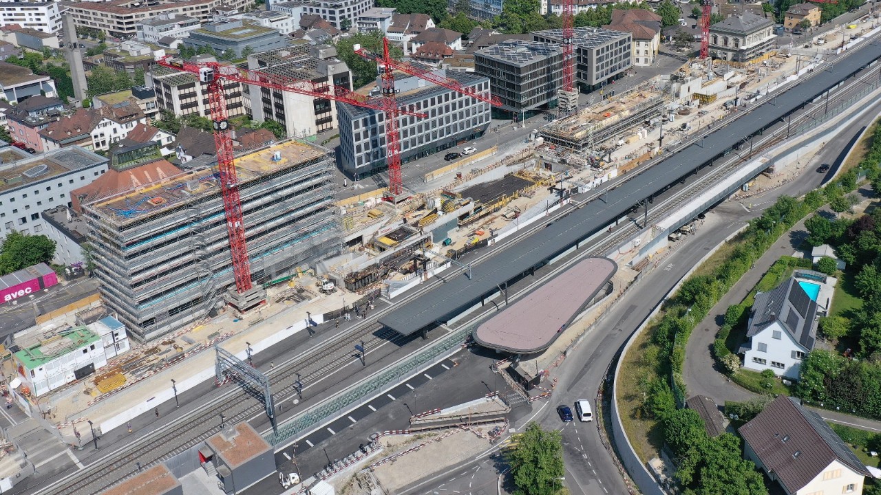 Das Foto vom Juni 2023 zeigt den neuen, südlichen Zugang zur Personenunterführung Sichtern Richtung Stedtli gesehen. Auf der gegenüberliegenden Seit ist der Rohbau des Wohn- und Geschäftshauses zu sehen.