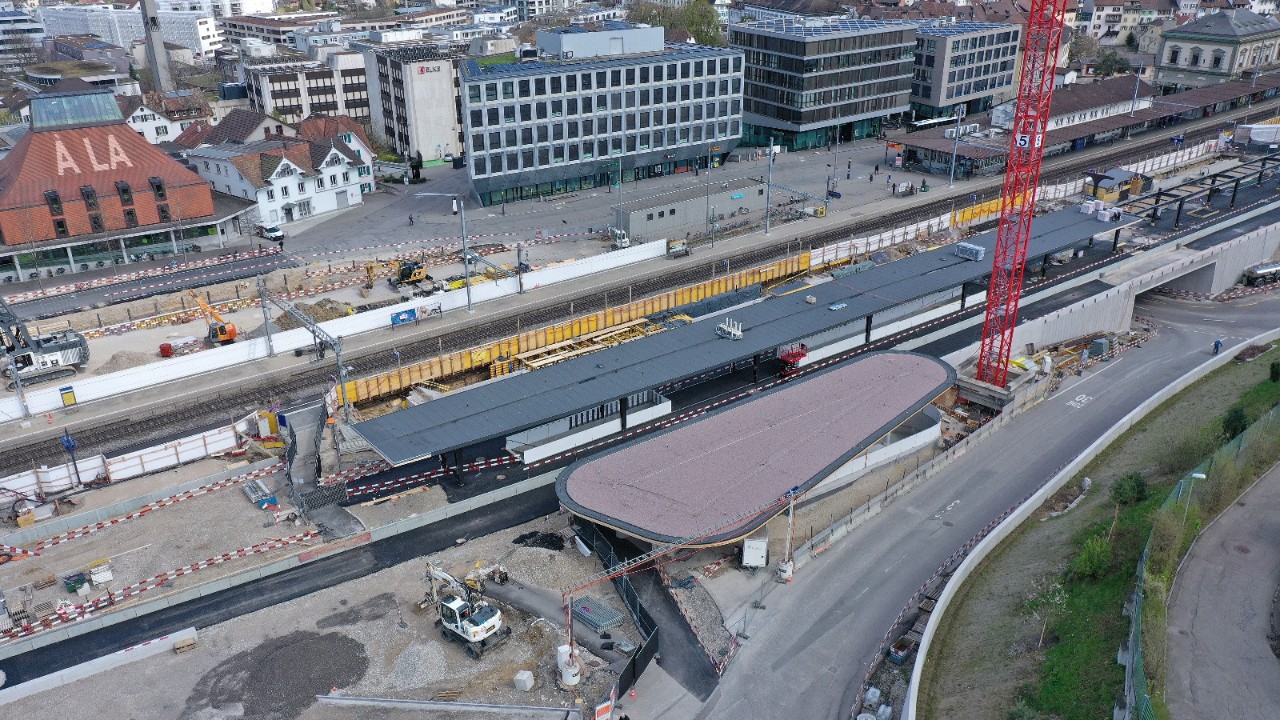 Das Foto vom 10. April 2022 zeigt die Arbeiten für die neue Perronanlage im Bahnhof Liestal in Richtung Basel gesehen.