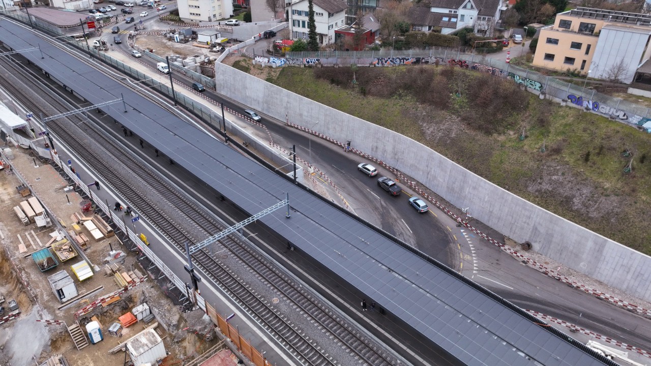 Das Foto vom Januar 2023 zeigt von der Seite Stedtli Richtung Oristalstrasse gesehen die neue Stützmauer Sichternstrasse. Links unten im Bild laufen die Arbeiten für die zweite Hälfte des Mittelperrons Gleis 3/2 sowie für das Gleis 2.