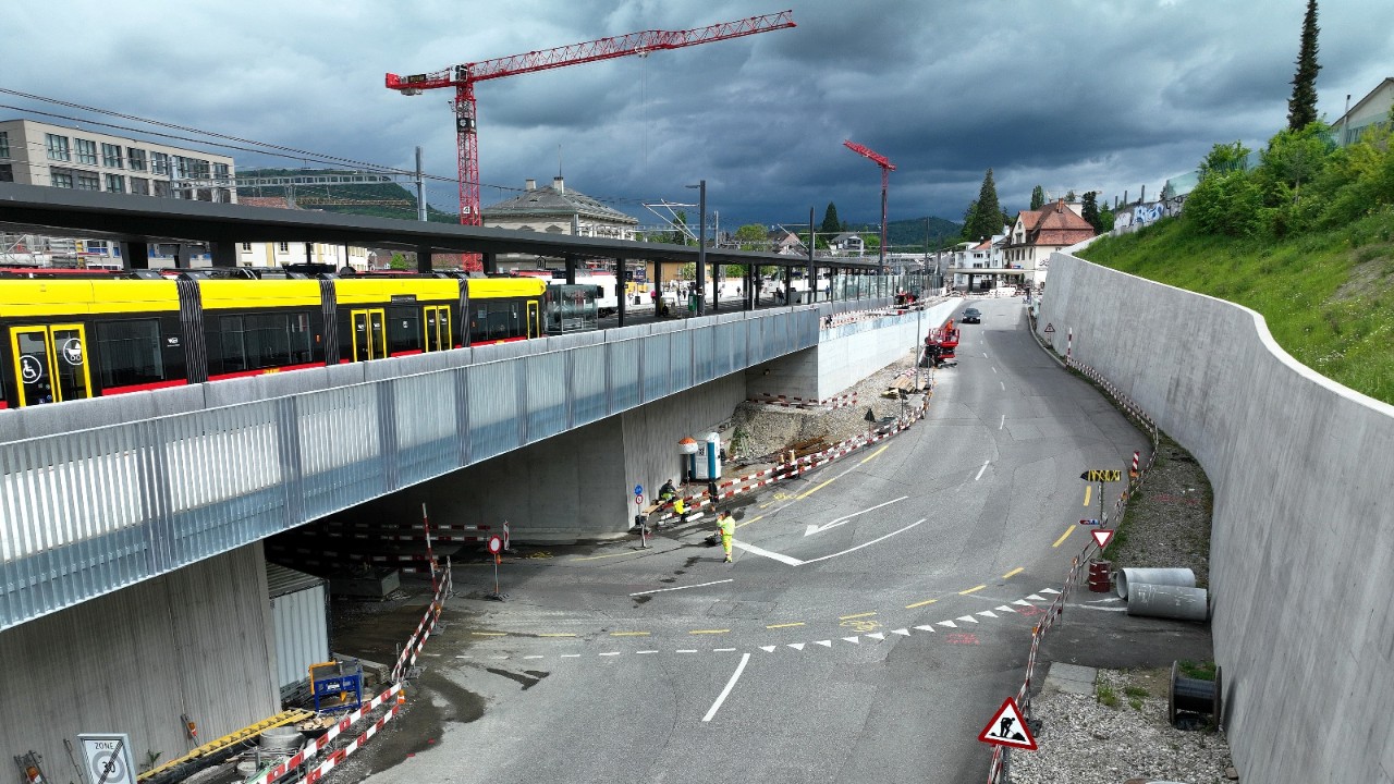 Das Foto vom Mai 2023 zeigt die neue Stützmauer Sichternstrasse in Richtung Oristalstrasse gesehen.