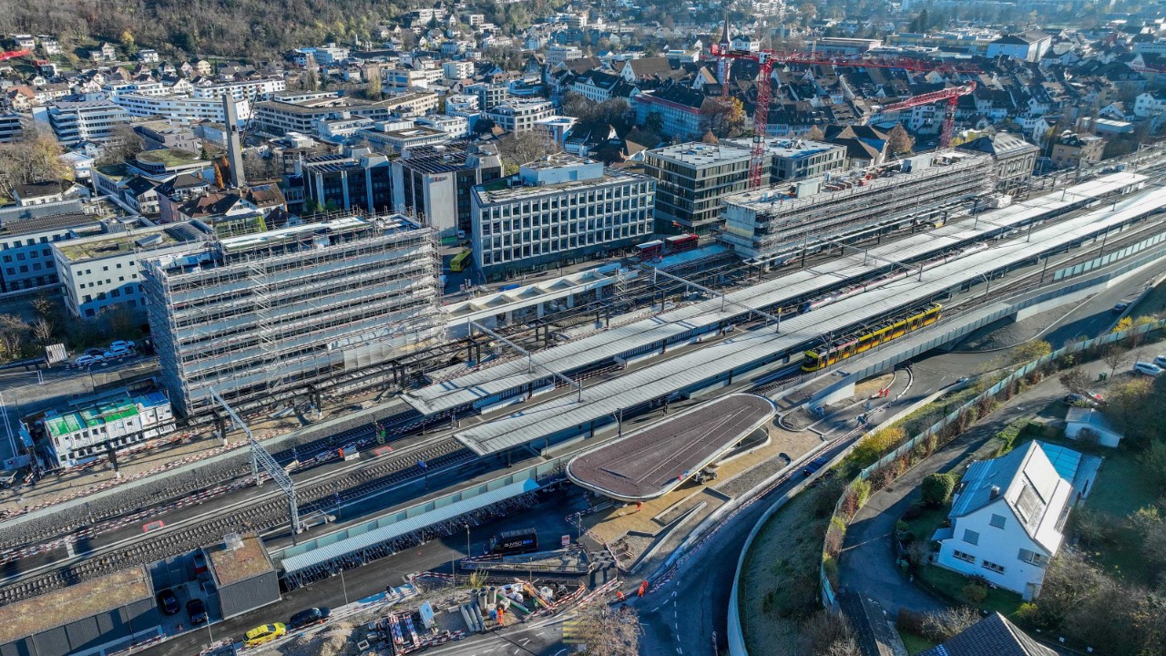 Das Foto von Ende November 2023 zeigt den neuen, südlichen Zugang zur Personenunterführung Sichtern Richtung Stedtli gesehen. Auf der gegenüberliegenden Seit ist der Rohbau des Wohn- und Geschäftshauses (links) und des Bahnhofgebäudes (rechts) zu sehen.