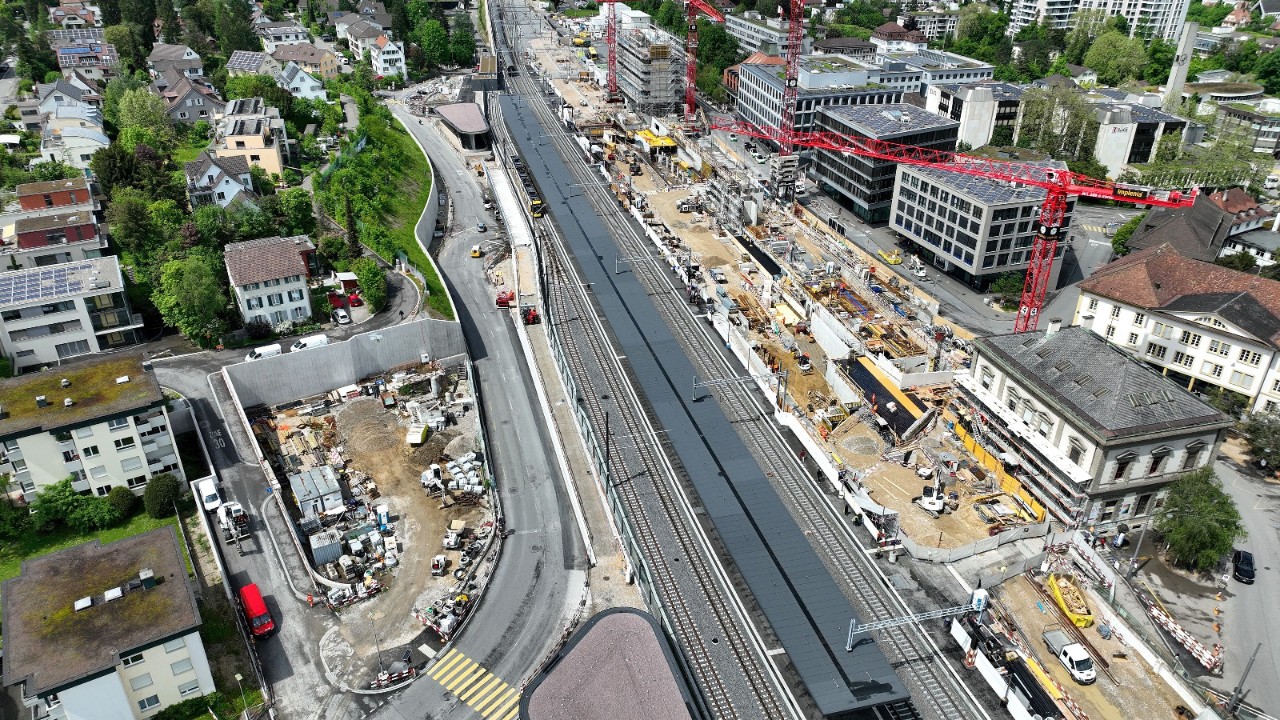 Das Foto vom Mai 2023 zeigt links der Gleise die Oristalstrasse in Richtung Basel gesehen.
