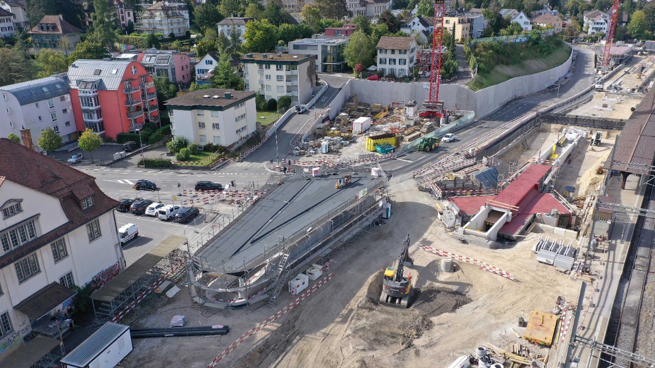Das Foto zeigt den Stand der Arbeiten im Oktober 2021. Vorne im Bild laufen die Arbeiten für den südlichen Zugang zur neuen Personenunterführung Oristal.
