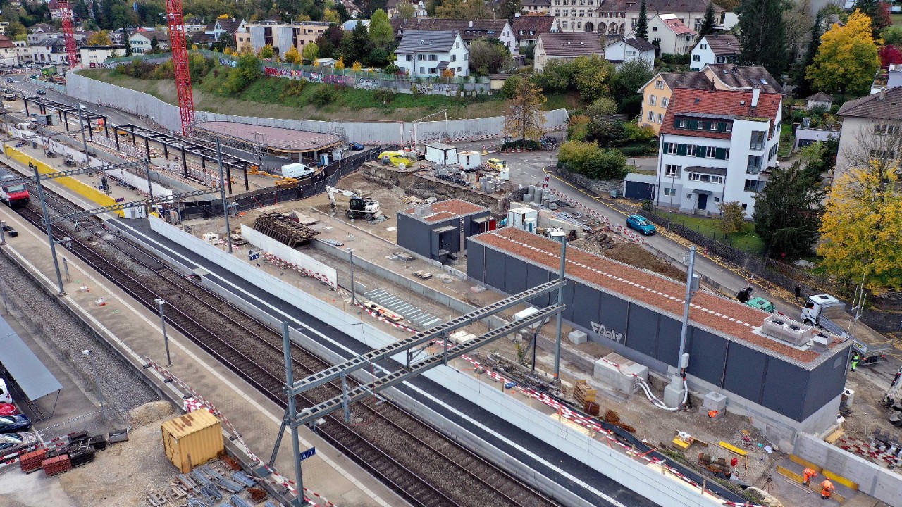 Das Foto vom 21. Oktober 2021 zeigt den überdachten südlichen Zugang zur neuen Personenunterführung Sichtern und das neue Bahntechnikgebäude von SBB und Waldenburgerbahn.