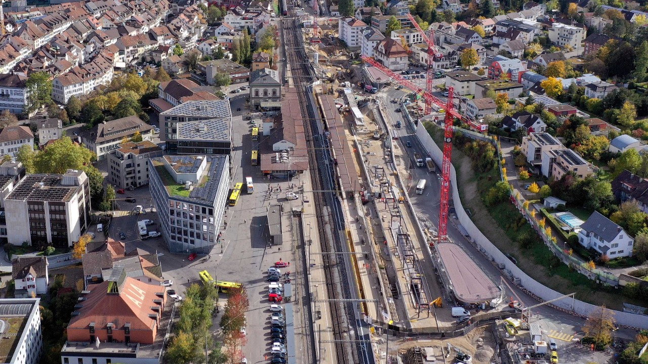 Das Foto vom 21. Oktober 2021 zeigt den Bahnhof Richtung Olten gesehen.