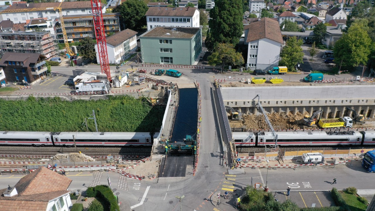 Das Foto vom September 2021 zeigt den Bau der Seltisbergerbrücke Richtung Norden gesehen, während dem Teeren der zweiten Brückenhälfte.