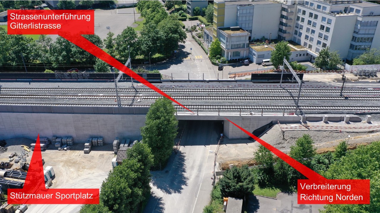 Das Foto vom 2. Juli 2022 zeigt die verlängerte Strassenunterführung Gitterlistrasse Richtung Süden, beziehungsweise Bubendorf gesehen. Die Unterführung wird von drei SBB Gleisen und dem WB Trassee überquert. Östlich der Unterführung beginnt die Stützmauer Sportplatz.