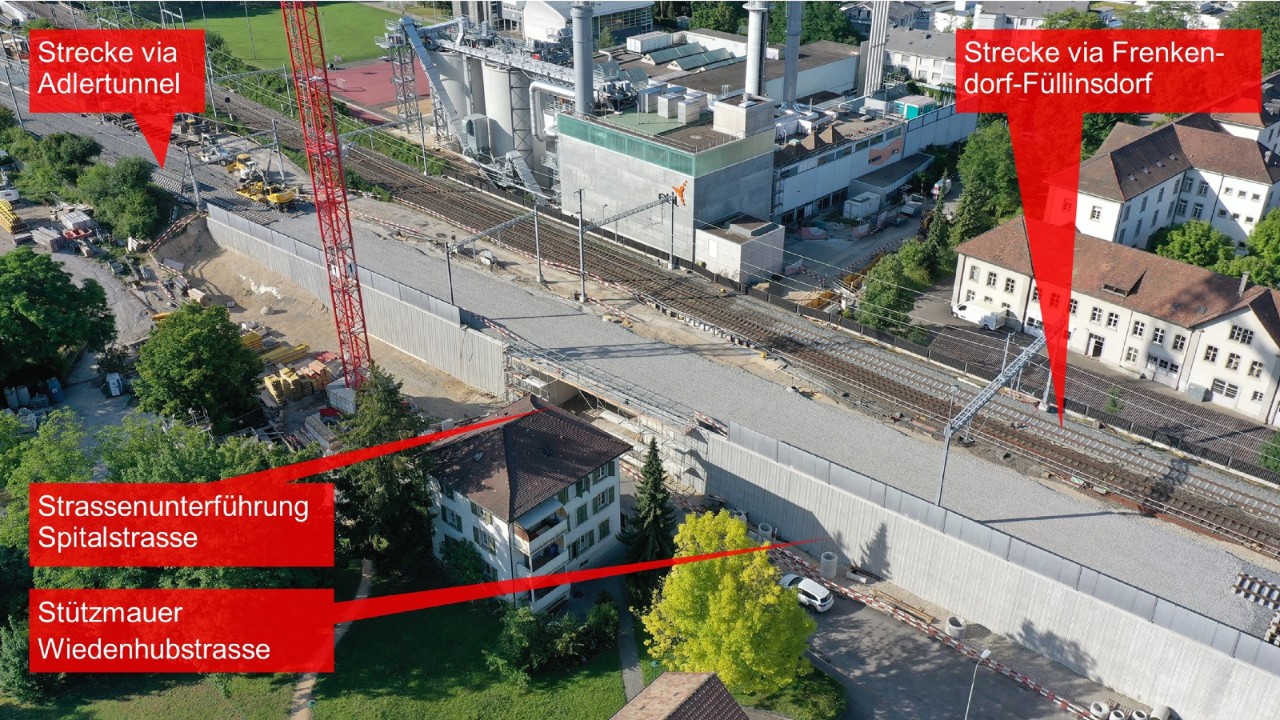 Das Foto vom 29. Juni 2022 zeigt die Arbeiten für die Verlängerung der Strassenunterführung Spitalstrasse von der Wiedenhubstrasse in Richtung Basel gesehen. Der Bau der Gleise 3 und 4 in Richtung Adlertunnel ist im Gang. Über der Strassenunterführung liegen keine Gleise. Rechts von der Unterführung schliesst sich die Stützmauer an der Wiedenhubstrasse an.