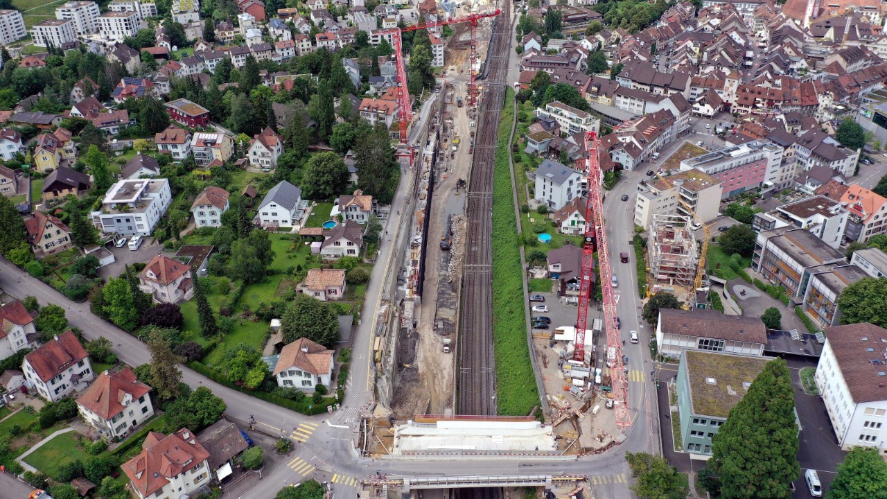 Das Foto vom 9. Juli 2021 zeigt die Arbeiten im Bereich Burggraben Südwest von der Seltisbergerbrücke Richtung Basel gesehen.