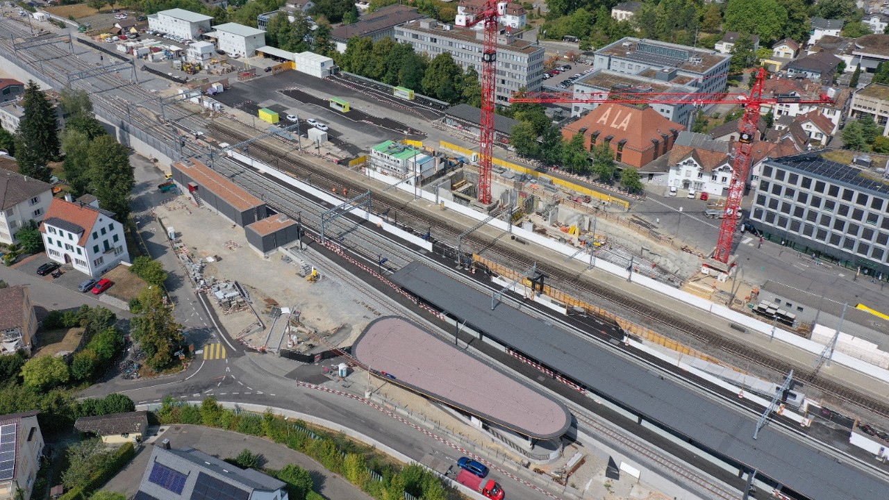 Das Foto vom August 2022 zeigt den neuen, südlichen Zugang zur Personenunterführung Sichtern Richtung Stedtli gesehen..