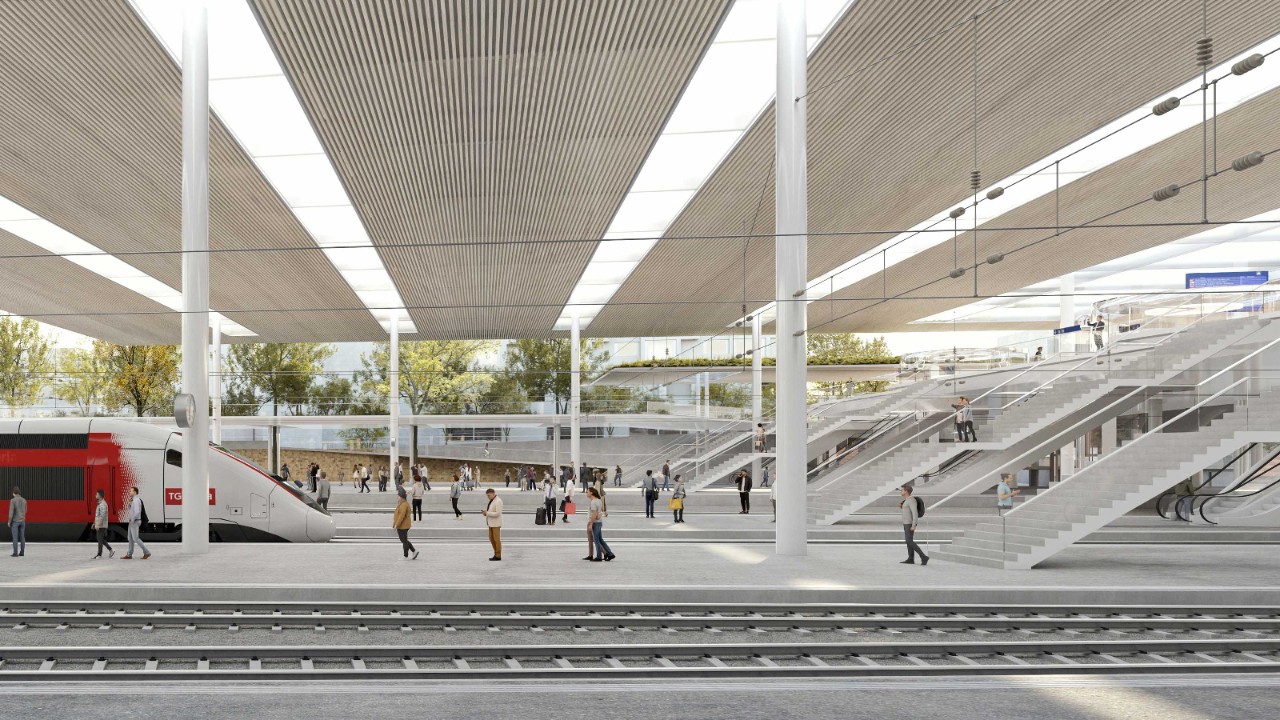 Der künftige Westteil des Bahnhofs Basel SBB mit Perron, Gleisen und Perrondach. Menschen gehen oder warten auf ihre Züge, während ein roter Zug am linken Rand des Bildes steht. Rechts sind die Aufgänge des Perronzugangs Margarethen zu sehen. 