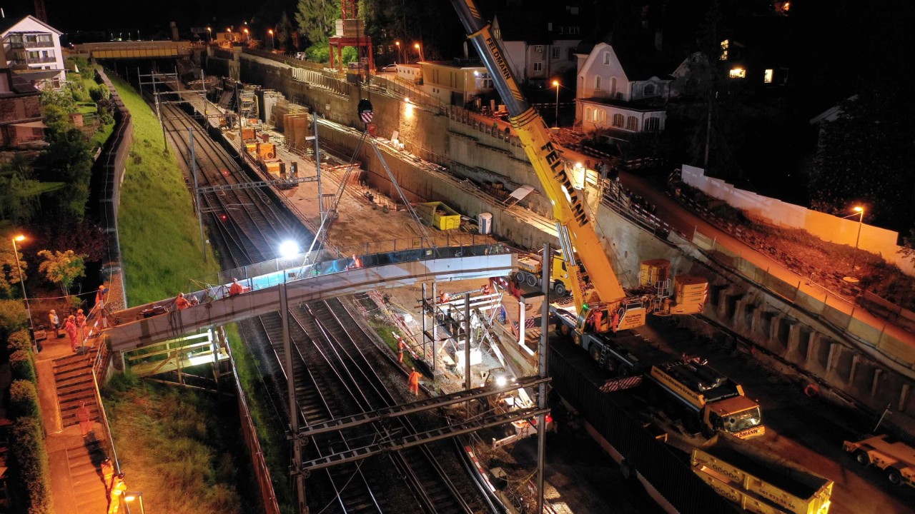 Das Foto vom 23. Mai 2021 zeigt die Abbrucharbeiten an der alten Passerelle Schwieri vom Bahnhof in Richtung Olten gesehen.