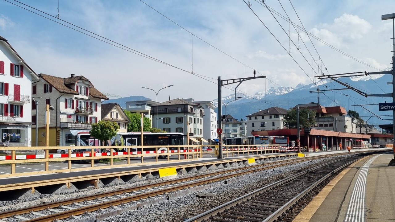Das Mittelperron am Bahnhof Schwyz wird erhöht, damit stufenfreies Ein- und Aussteigen möglich wird. Während der Umbauzeit werden provisorische Perrons errichtet.