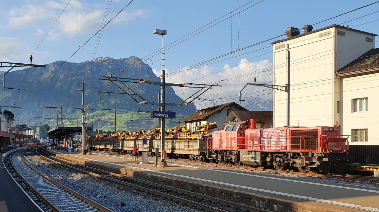 Bauzug im Bahnhof Schwyz: Die Hauptarbeiten dauern bis Dezember 2022.