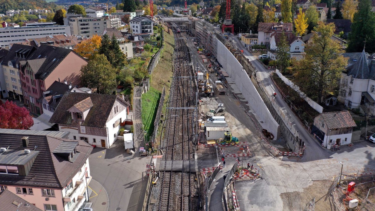 Das Foto vom 21. Oktober 2021 zeigt die Arbeiten im Bereich des westlichen Burggrabens vom Bahnübergang Schwieri in Richtung Olten, beziehungsweise Seltisbergerbrücke gesehen.