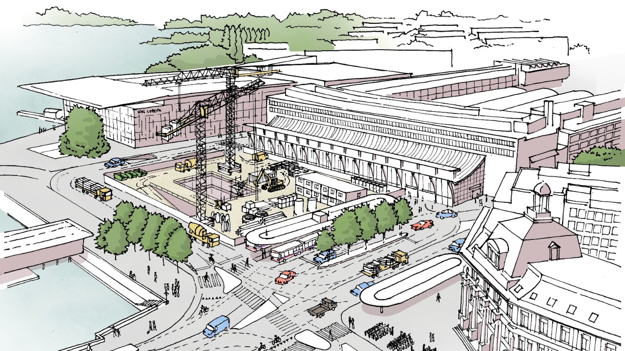 Das Bild zeigt eine Visualisierung des Bahnhofplatzes Luzern mit Baukranen. Ein grosser Teil des Platzes ist als Installationsplatz abgesperrt. Der Torbogen ist entfernt.